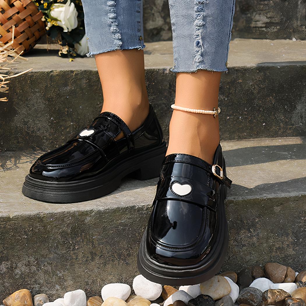 Mocassins en cuir verni pour femmes avec design de cœur