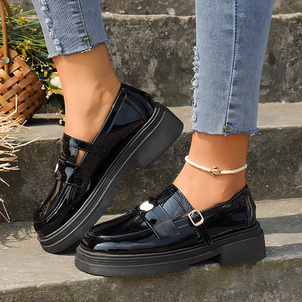 Mocassins en cuir verni pour femmes avec design de cœur