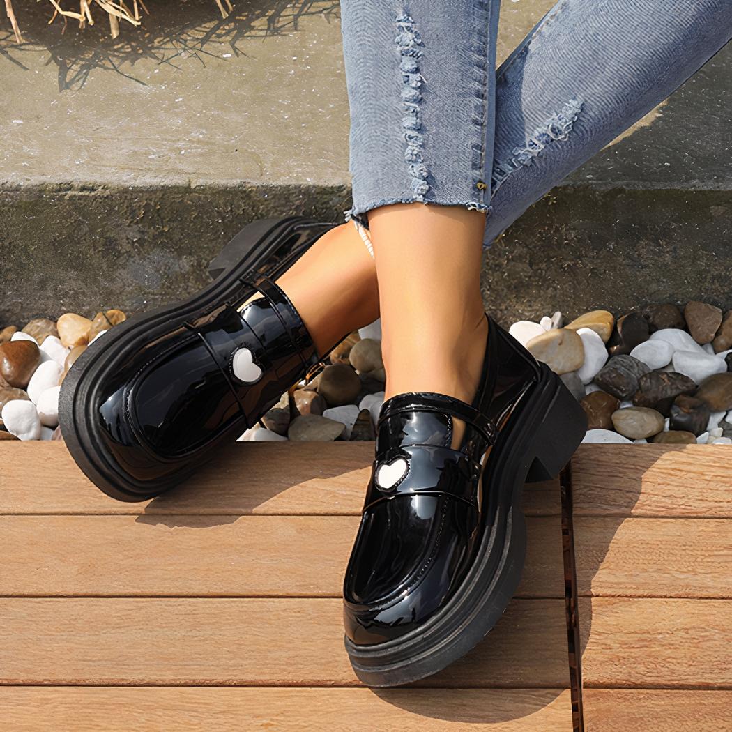 Mocassins en cuir verni pour femmes avec design de cœur