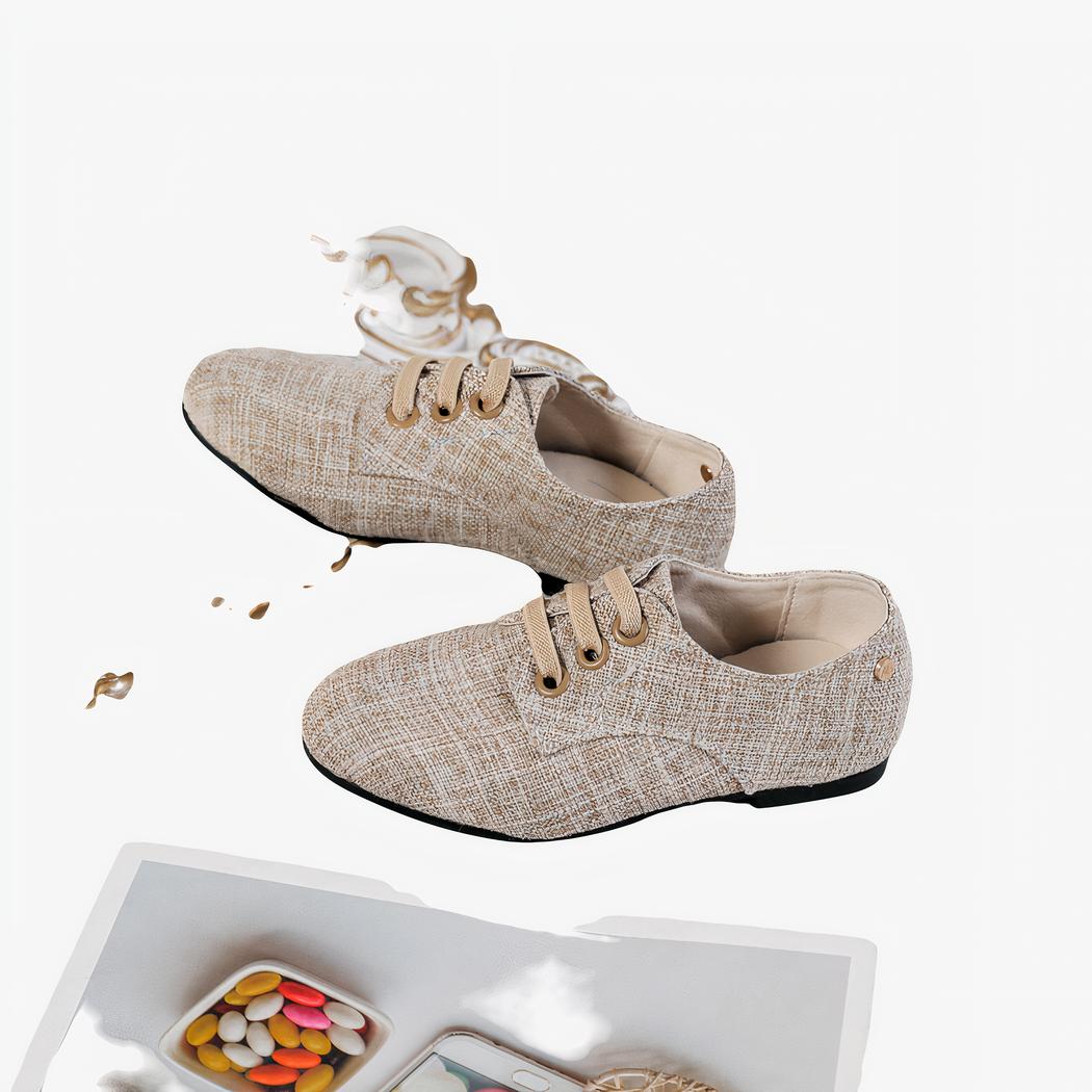 Mocassins à enfiler en tissu de couleur neutre pour garçons avec un fond beige, un miroir et un poster