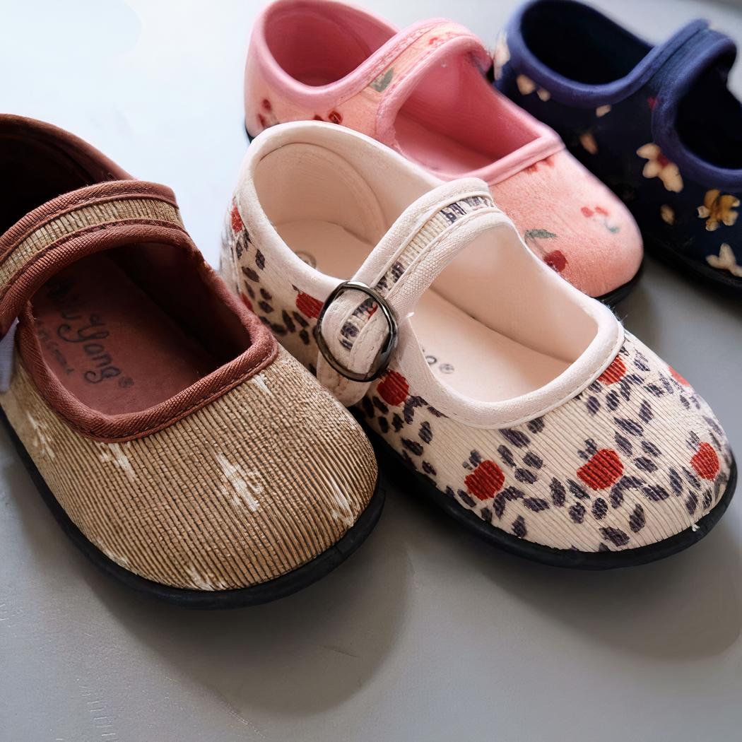 zoom sur les mocassin en velours marron et blanc