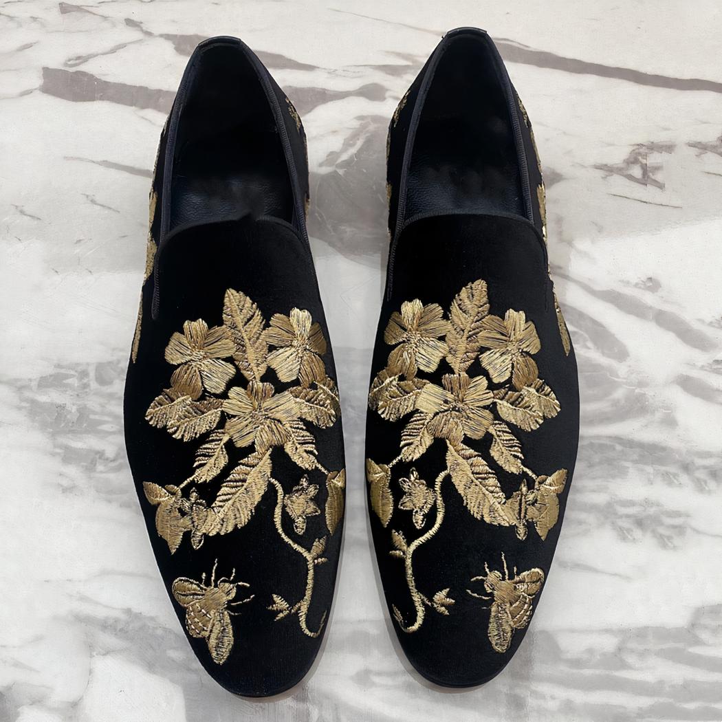 Mocassins en velours noir avec broderie florale dorée