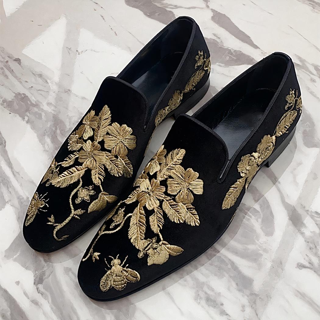 Mocassins en velours noir avec broderie florale dorée