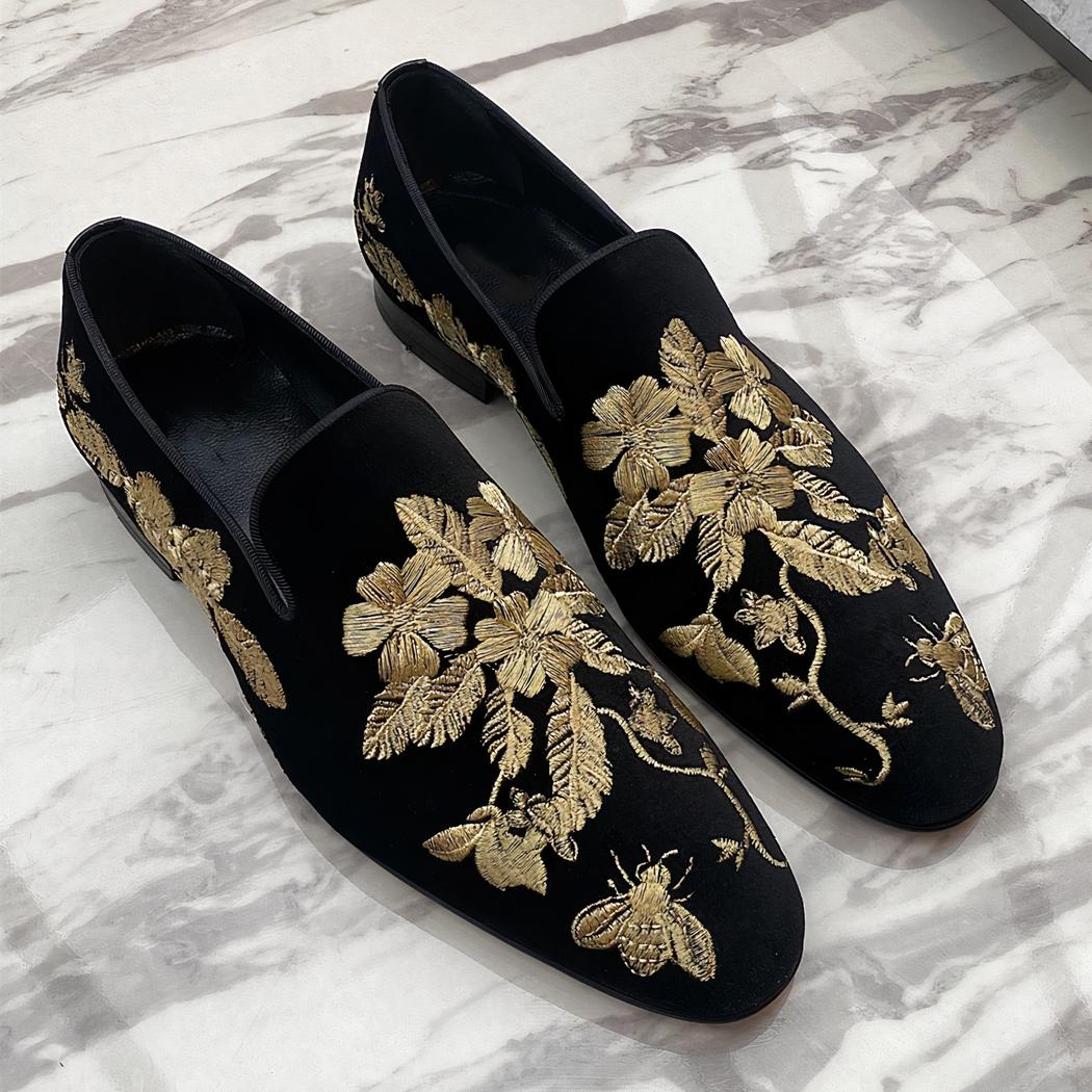 Mocassins en velours noir avec broderie florale dorée