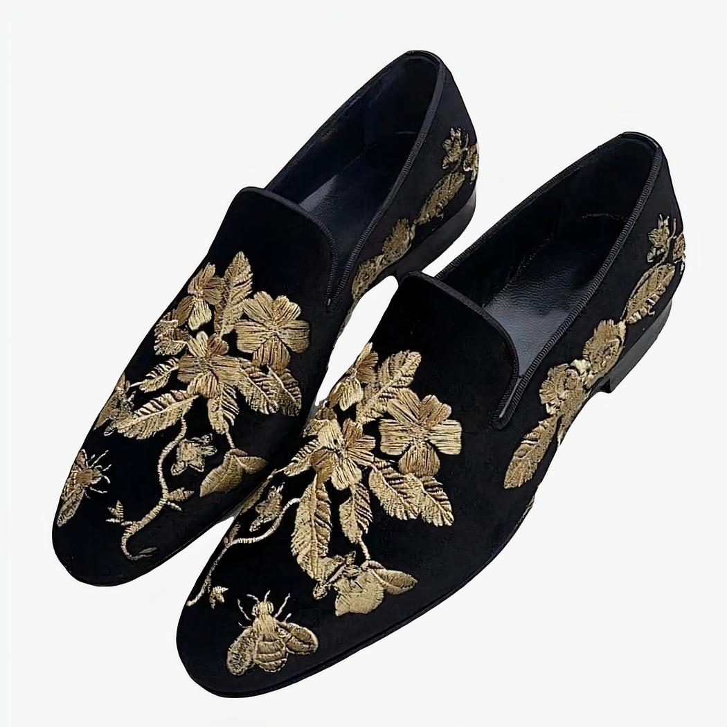 Mocassins élégants en velours noir, ornés d'une broderie florale dorée délicate. Leur design raffiné et sophistiqué apporte une touche luxueuse idéale pour des occasions formelles ou des looks chics.