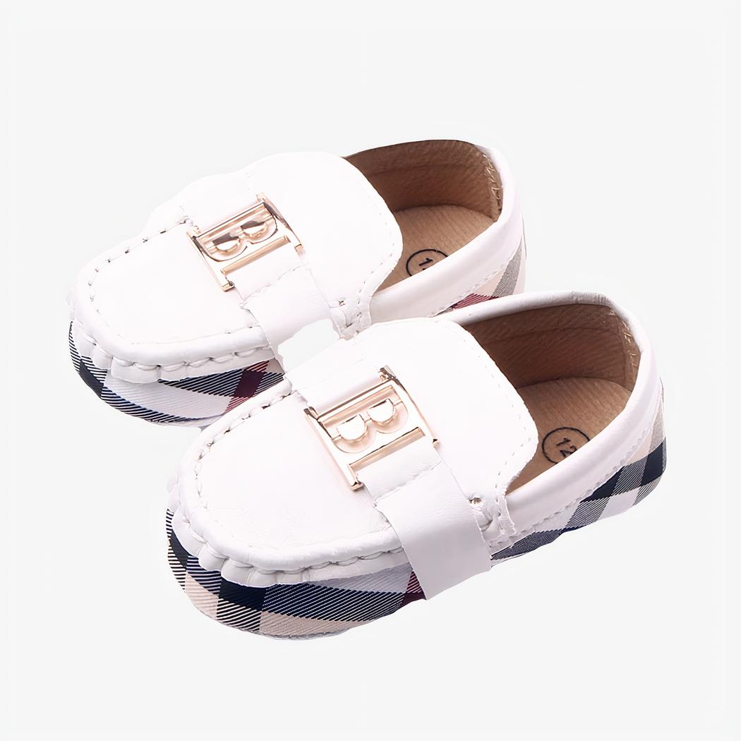 Paire de mocassins pour bébé blancs avec le tour en tissu à carreau burberry et lettre dorée B sur le dessus.