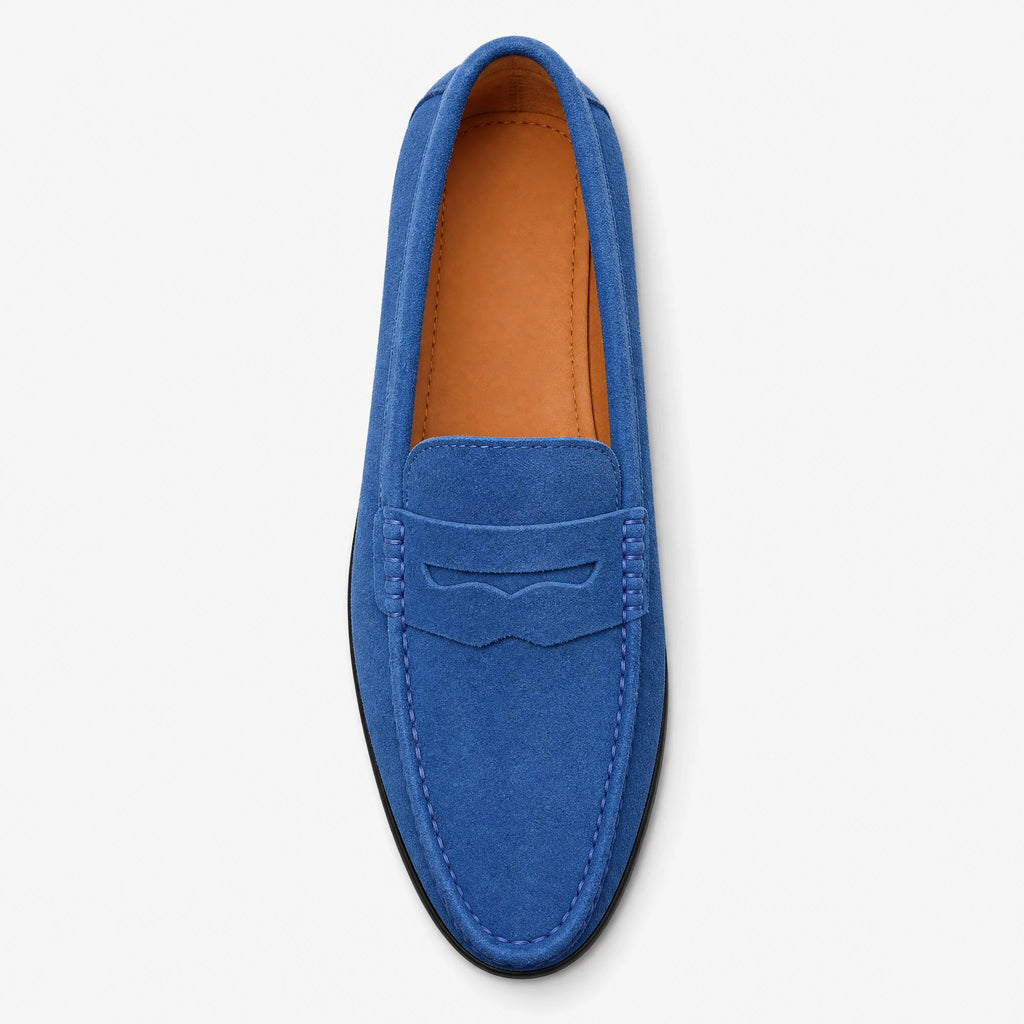 Mocassins homme bleu en daim avec semelle crantée - Fond neutre