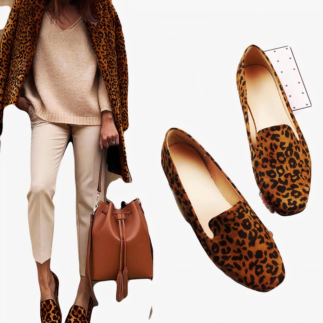 femme debout habillée en beige avec un sac à la main et portant les mocassins léopard