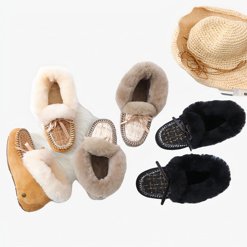 Photo de différentes paires de mocassins indien fourré avec du tweed sur le dessus du pied, de difrérentes couleurs.