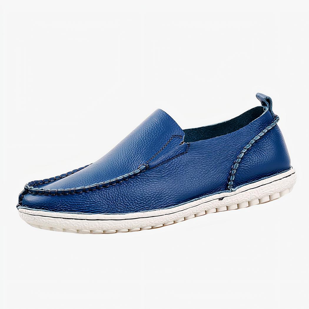 mocassin en cuir bleu et blanc poser de biais sur un fond blanc