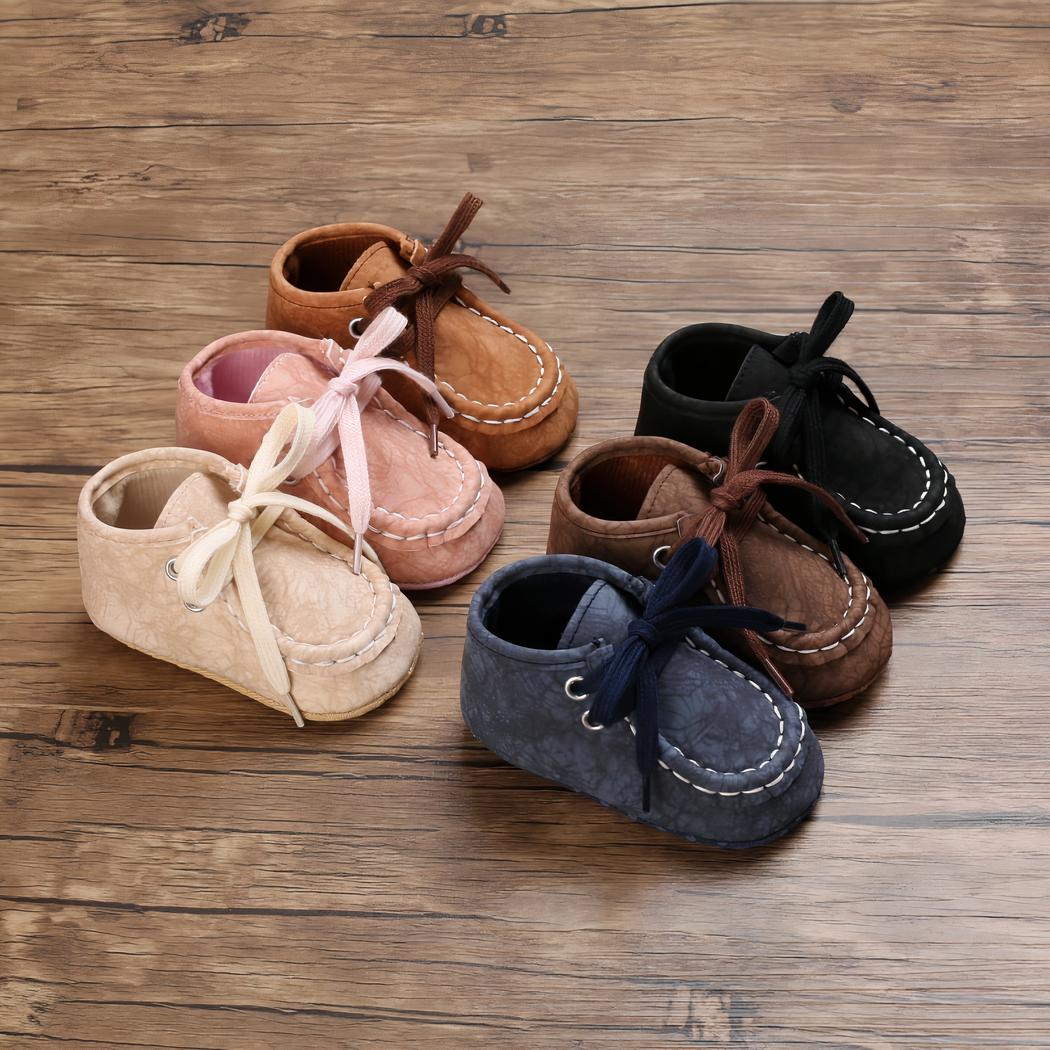 Mocassins montants à lacets en matière effet craquelé pour bébé garçon