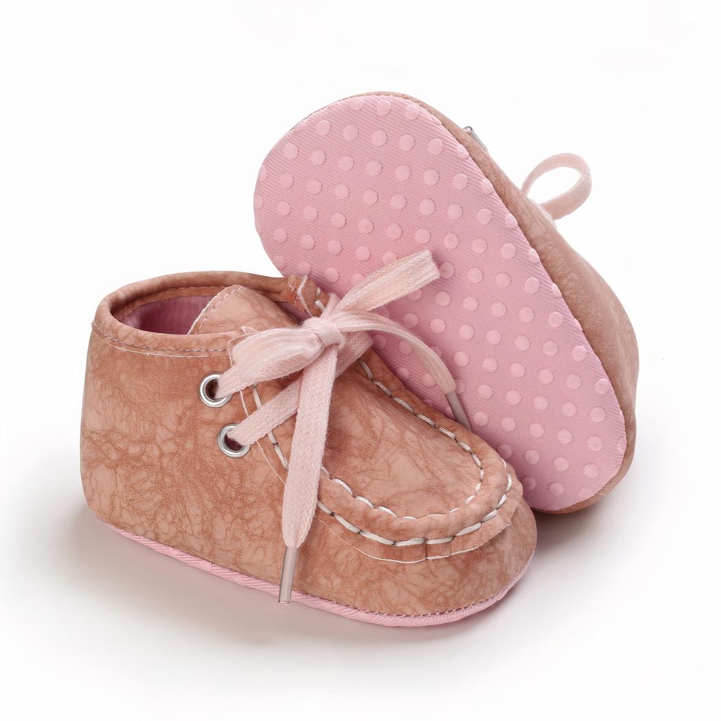 Mocassins montants à lacets en matière effet craquelé pour bébé garçon