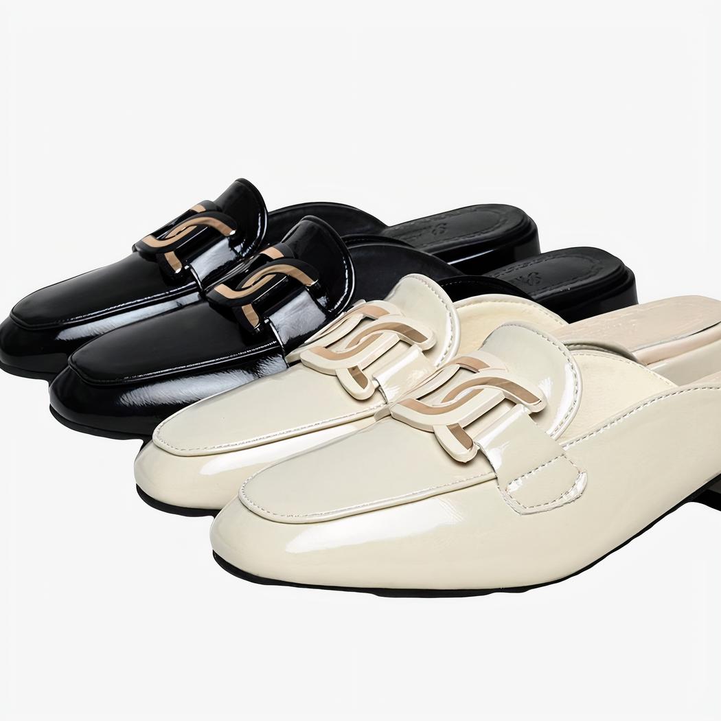 Deux paires de mocassins mules à talons carrés de couleur beige et noir brillants