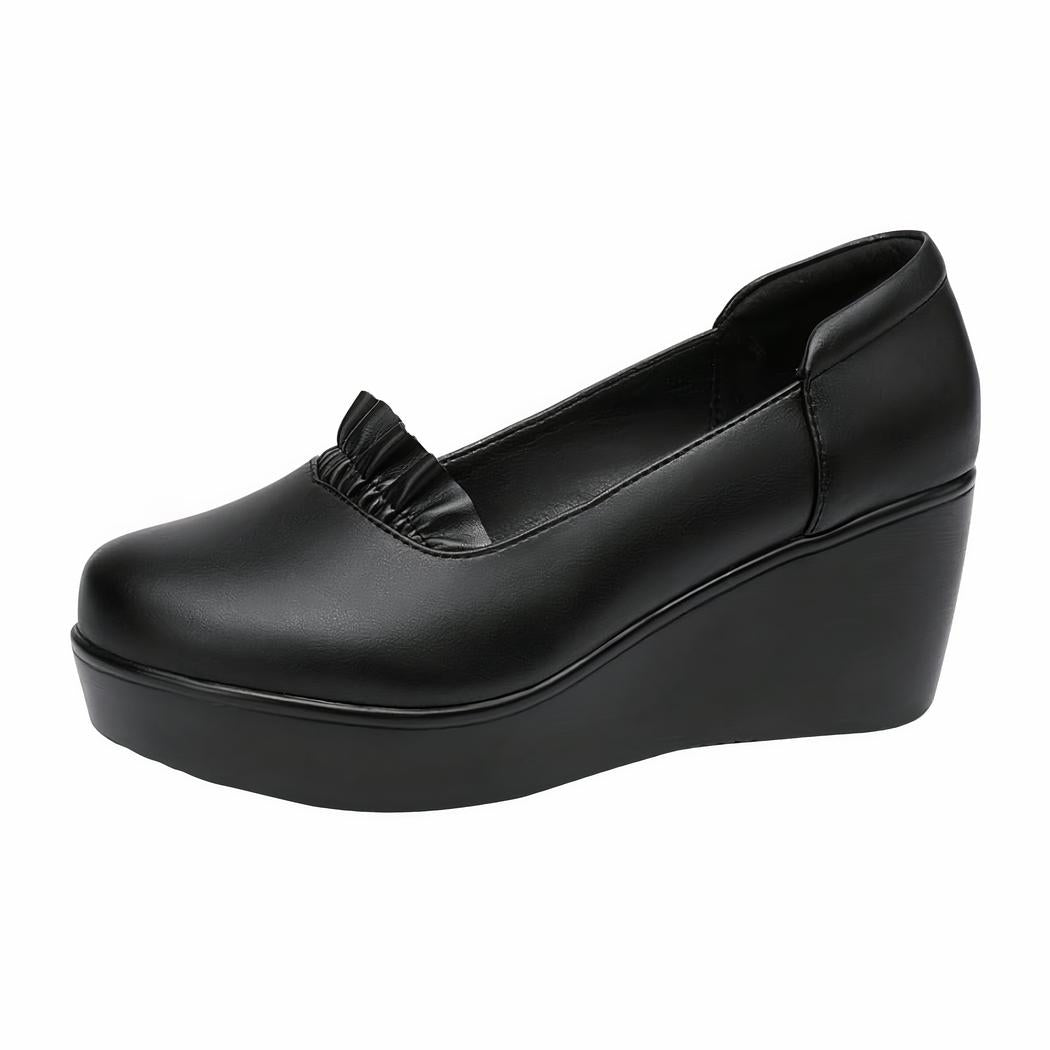 Photo d'un mocassin compensé noir sur fond blanc