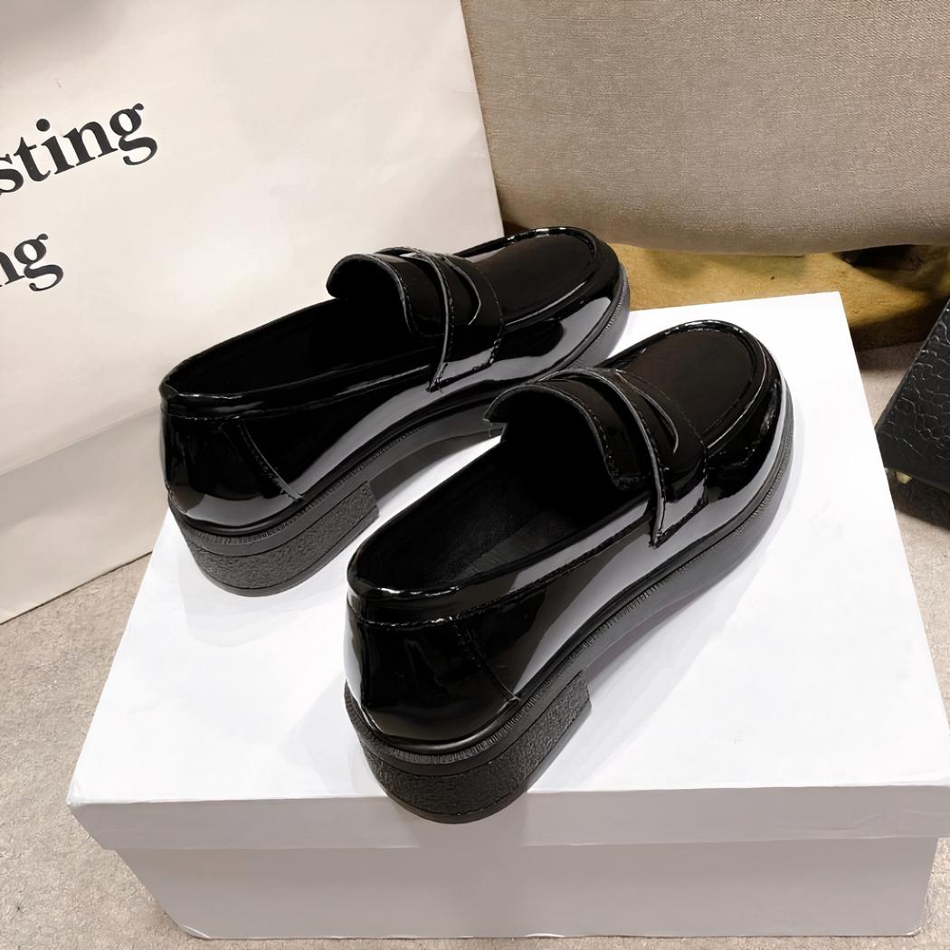 Mocassins noirs en cuir verni à talons pour femmes
