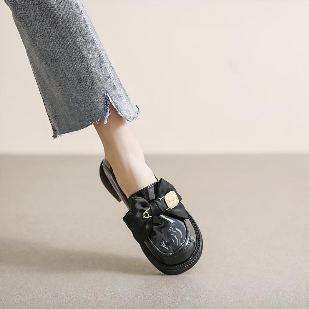 Mocassins noirs style britannique avec un nœud de papillon pour femmes