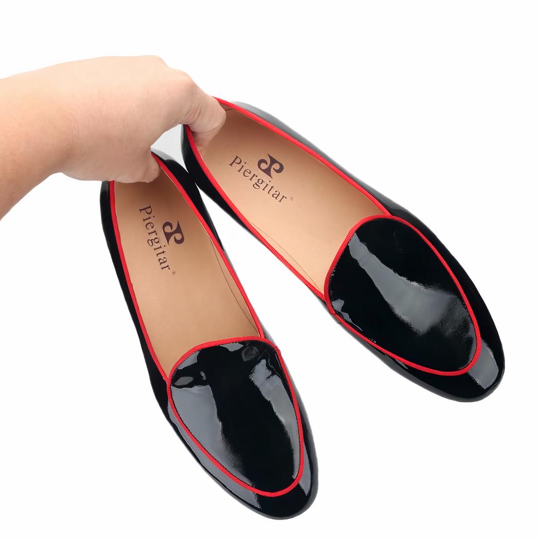 Mocassins noirs vernis à bordures rouges pour hommes