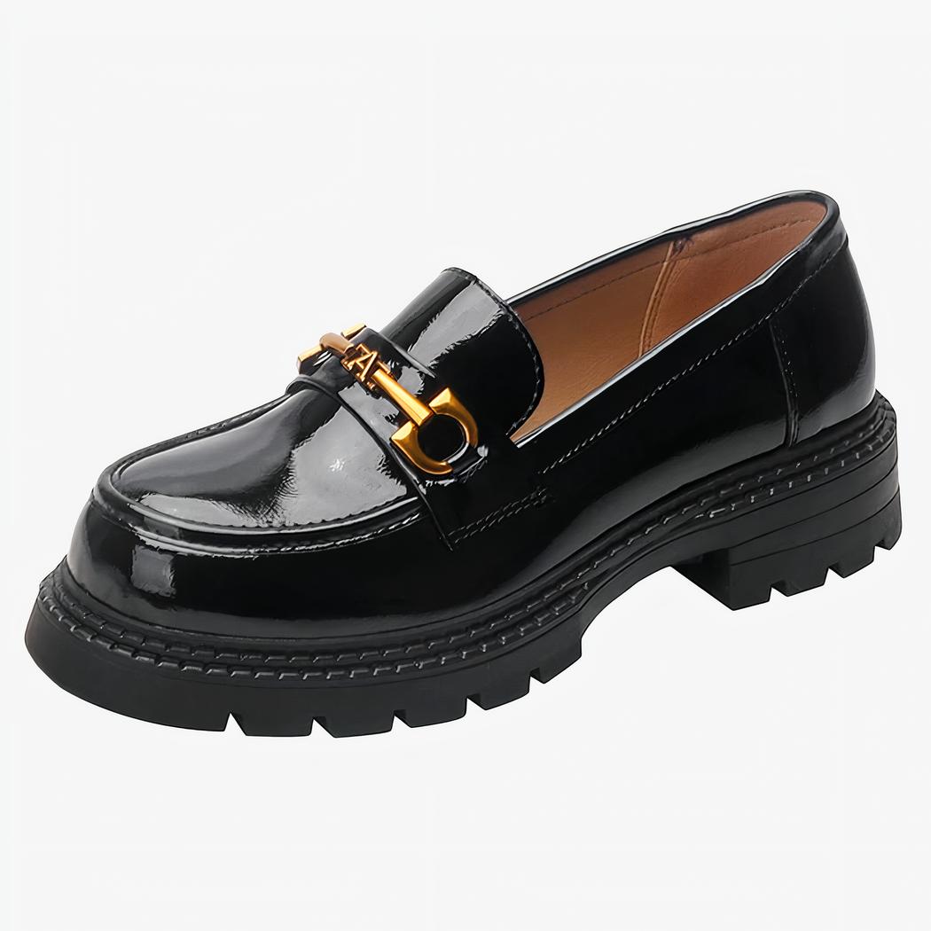 Photo d'un mocassin noir verni sur fond blanc