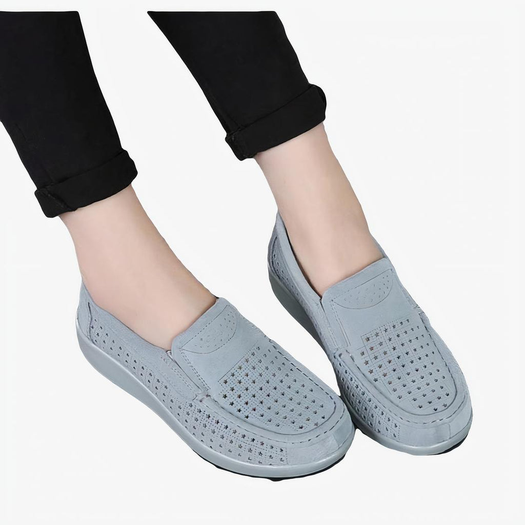 Photo de mocassins orthopédiques en daim gris à plateforme porté avec de la moquette grise en dessous