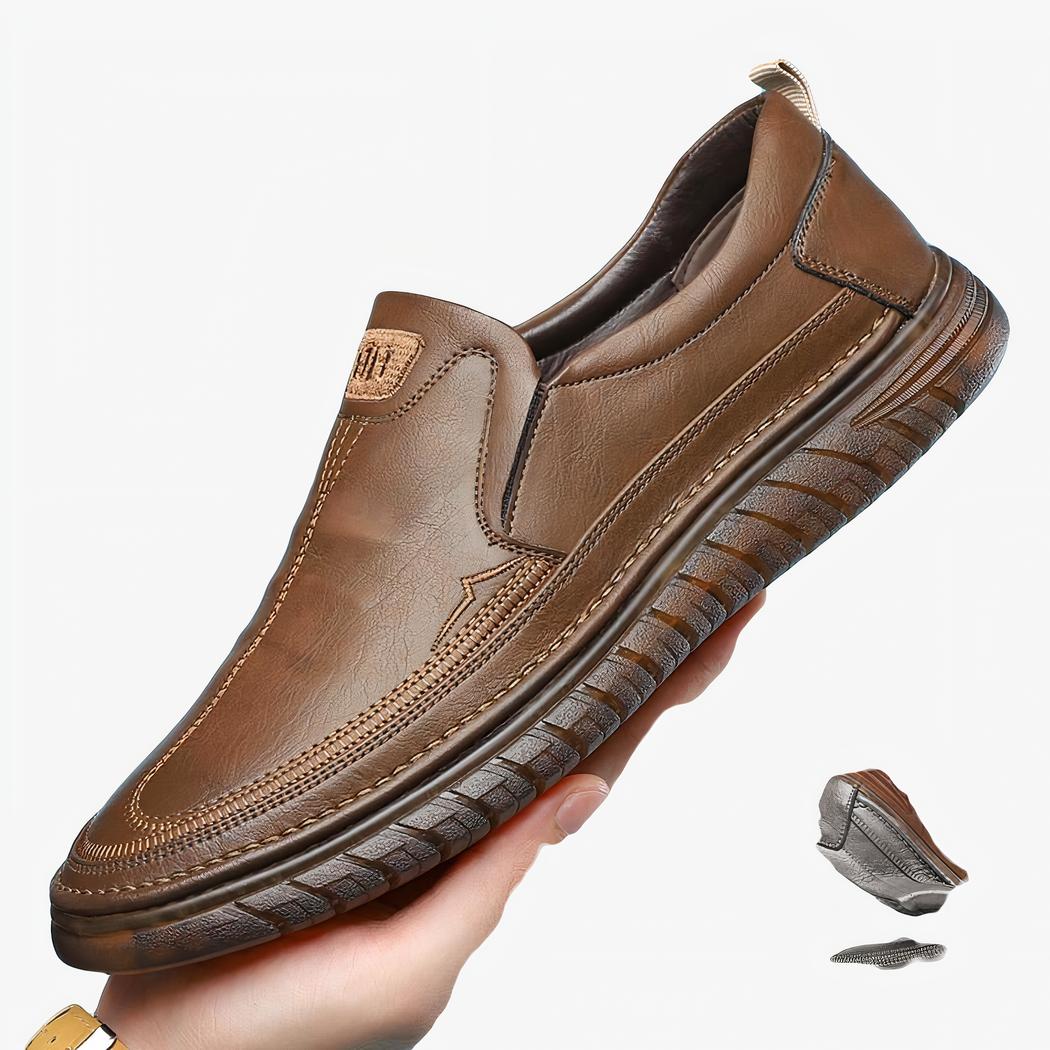 Photo d'un mocassins orthopédique en cuir marron à semelle ultra souple dans une main et une bulle montrant la souplesse de la chaussure.