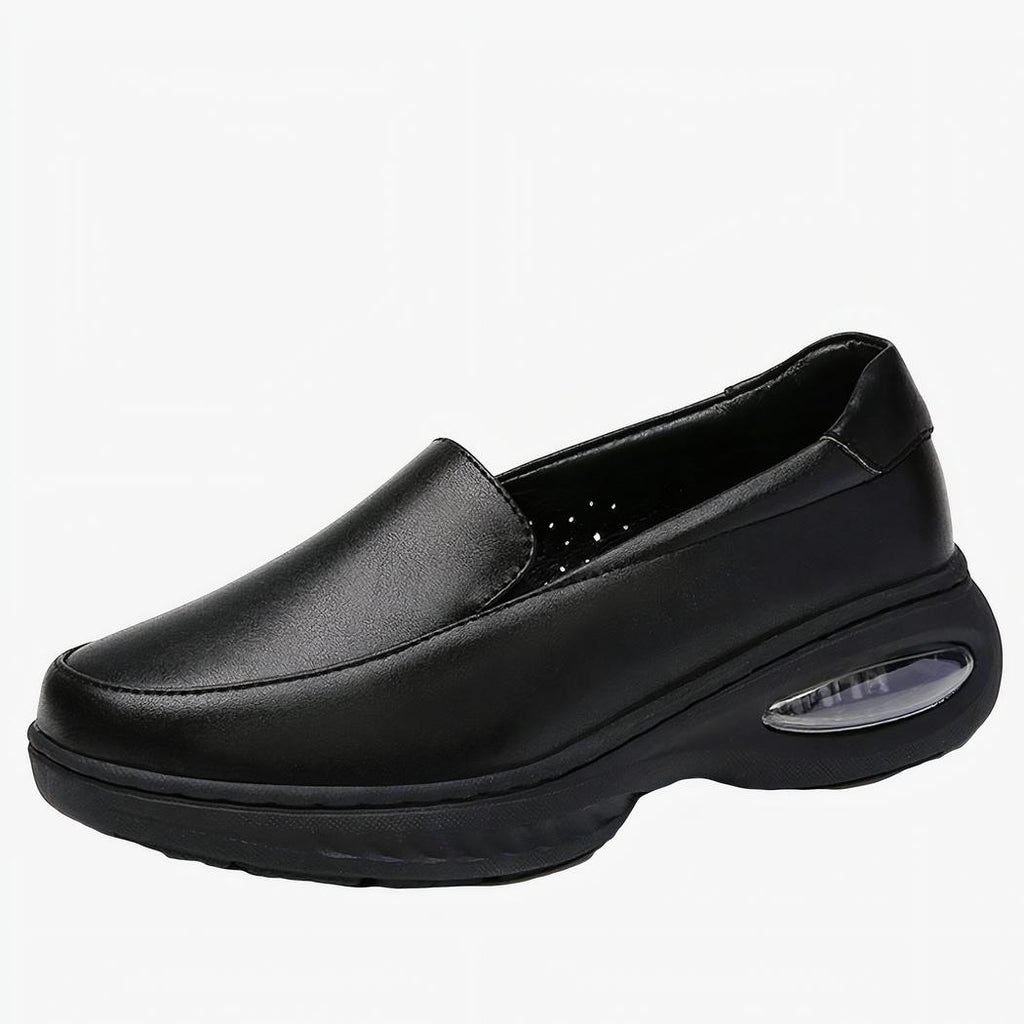 Photo d'un mocassin orthopédique noir, en cuir, avec un amortisseur en caoutchouc à l'intérieur du talon.