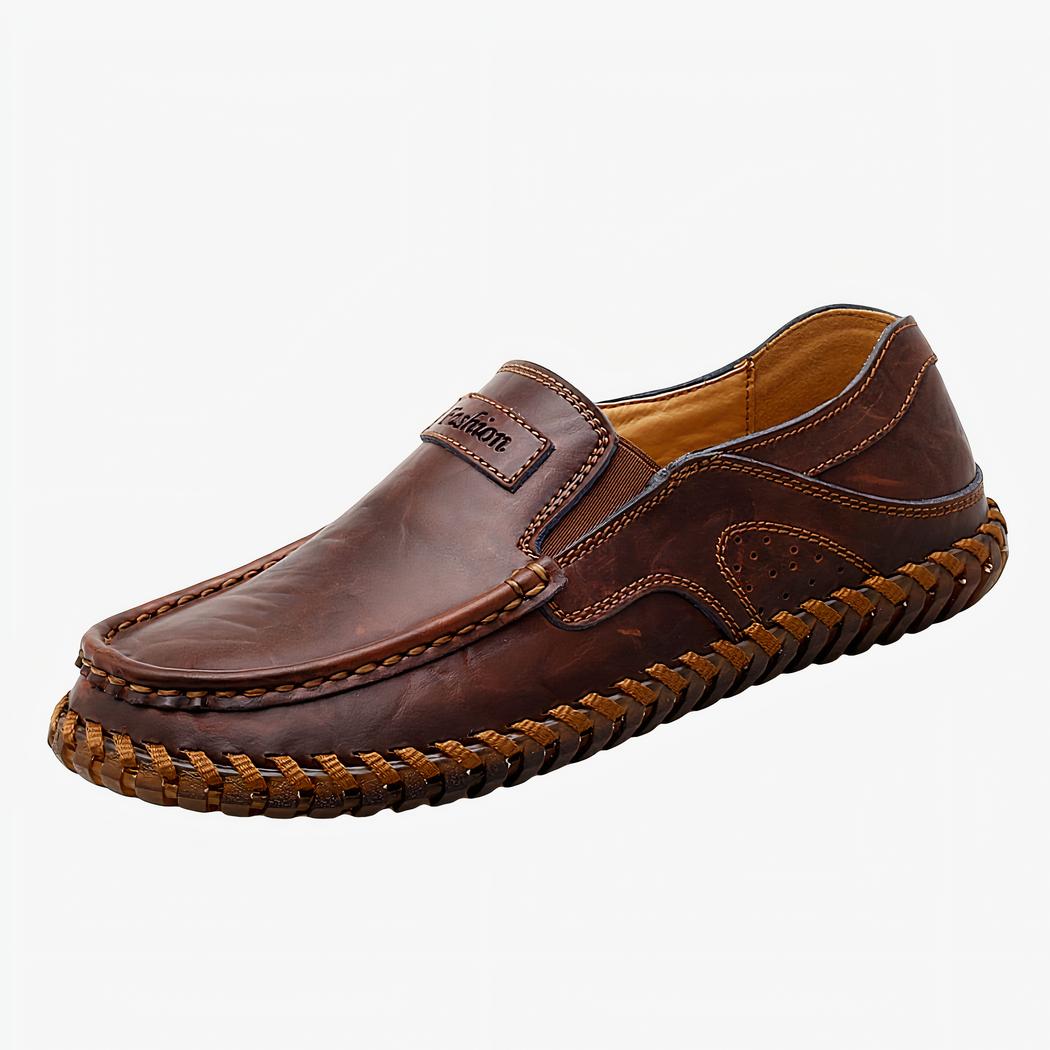 Mocassin marron sur fond blanc.