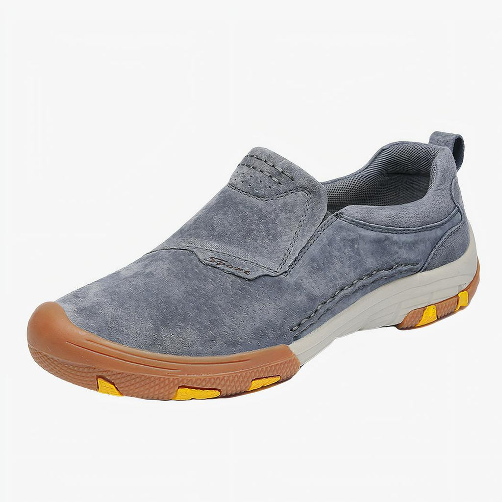 Mocassin orthopédique gris sur fond blanc.