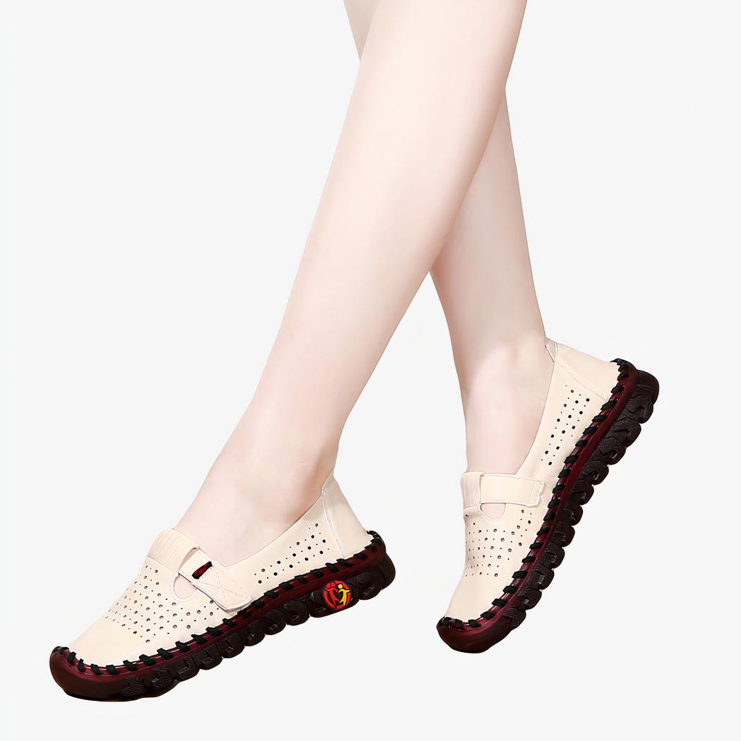 Jalbes de femme sur la pointe des pieds portant les mocassins ajourés blancs