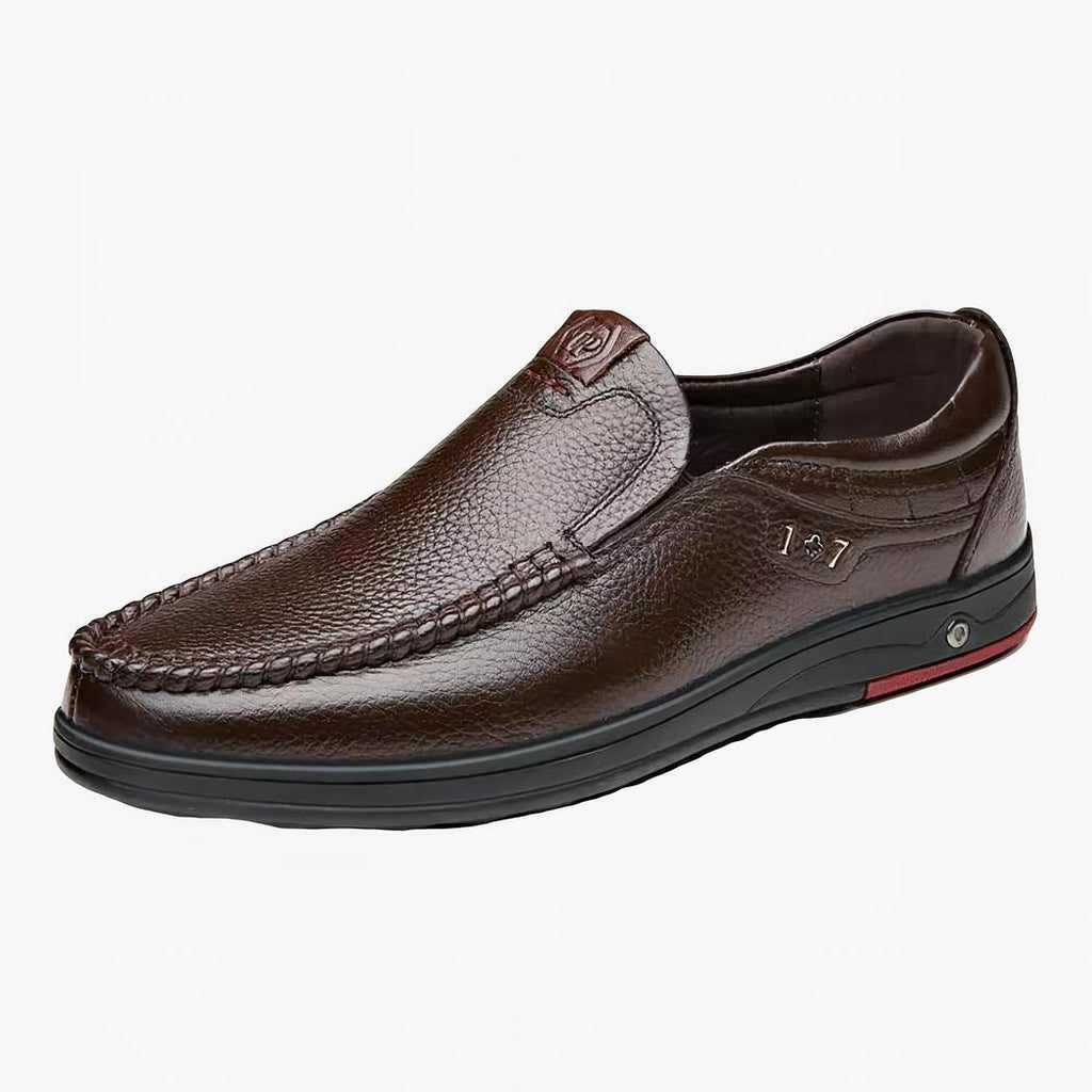 Photo d'un mocassin orthopédique en cuir marron pour homme avec une semelle épaisse.