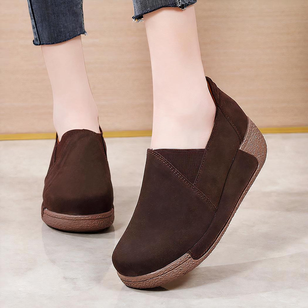 Photo de mocassins orthopédiques en daim marron portés