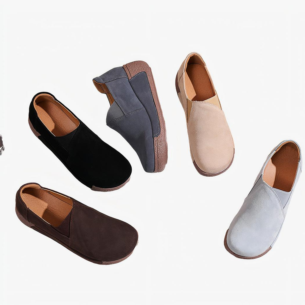 des mocassins posés bleu beige noire posés sur un tapis beige
