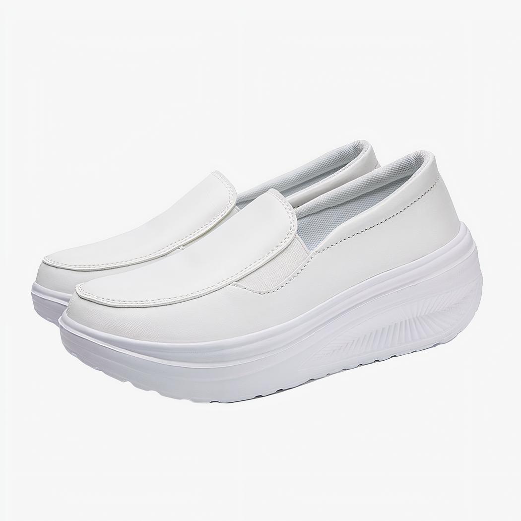 Photo d'une paire de mocassins orthopédiques blanc, en cuir, à plateforme.