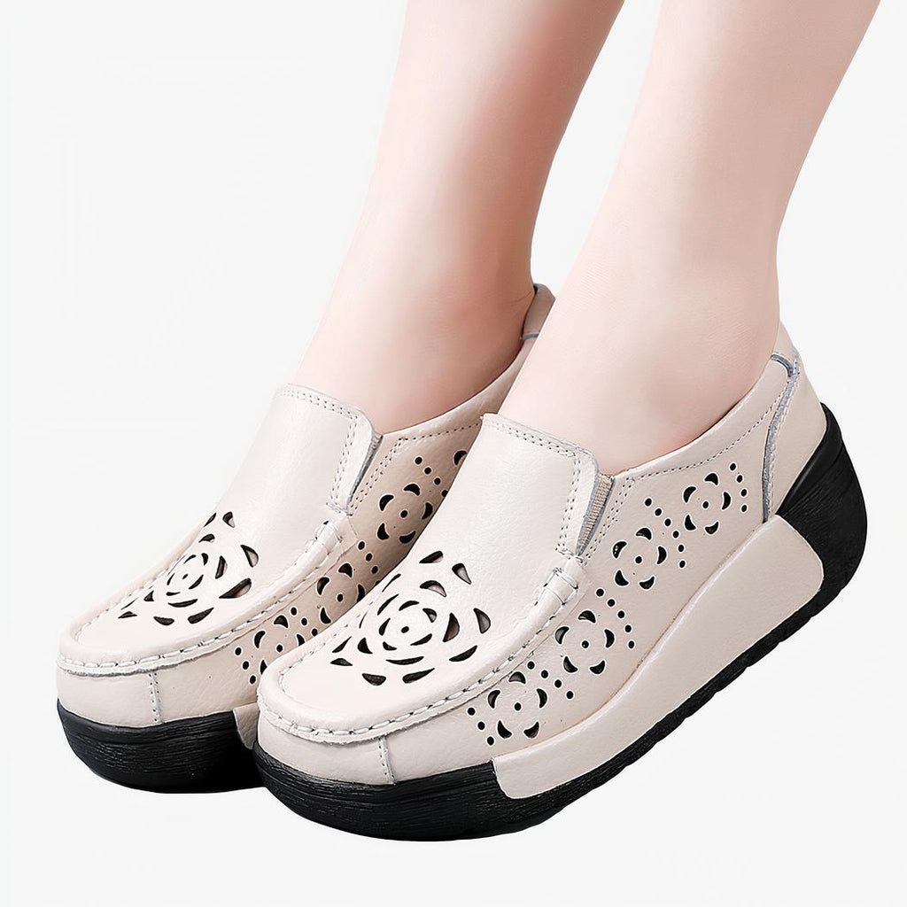 Photos de mocassins orthopédiques à plateforme beige en cuir avec des trous d'aération en forme de fleurs, portés