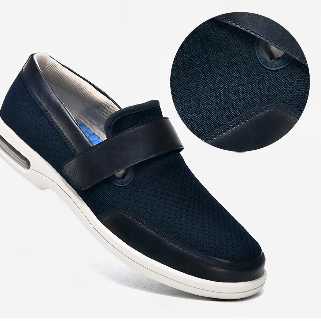 Mocassin noir orthopédique à fermeture velcro, de profil sur un fond blanc