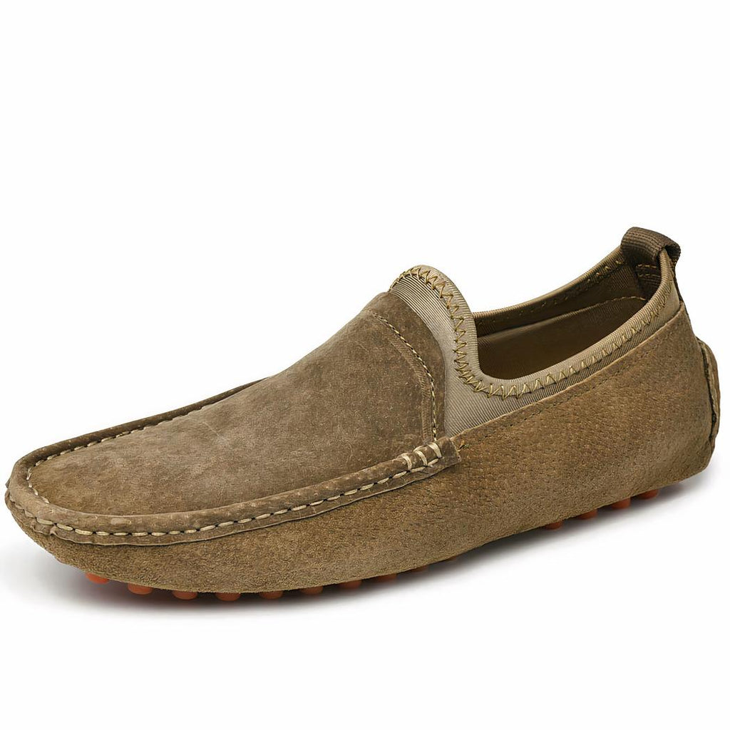 Un mocassin en daim camel avec une semelle à picot et un cercle ou l'on voit la semelle pliée.