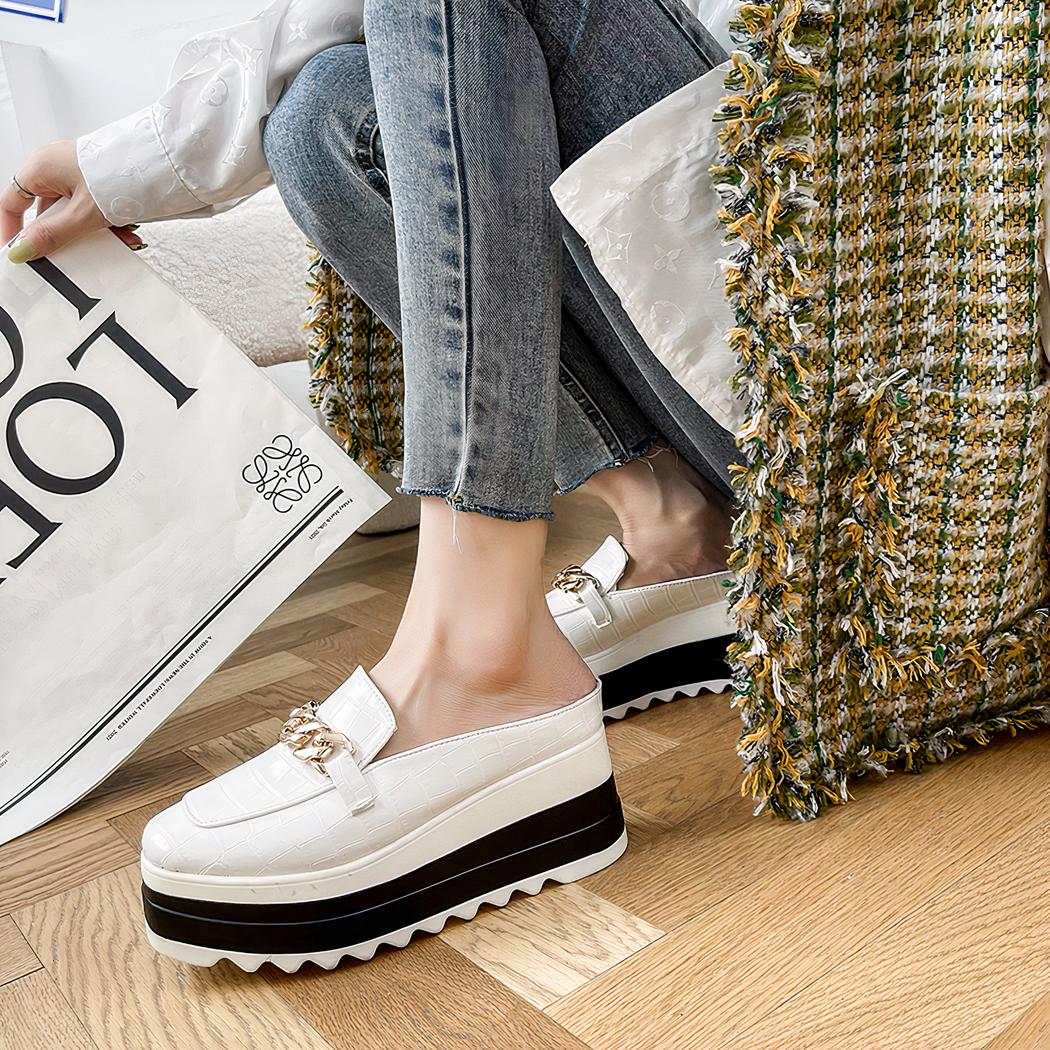 Mocassins ouverts compensés effet cuir croco avec une chaîne dorée pour femme