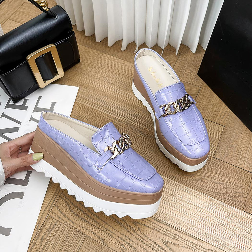 Mocassins ouverts compensés effet cuir croco avec une chaîne dorée pour femme