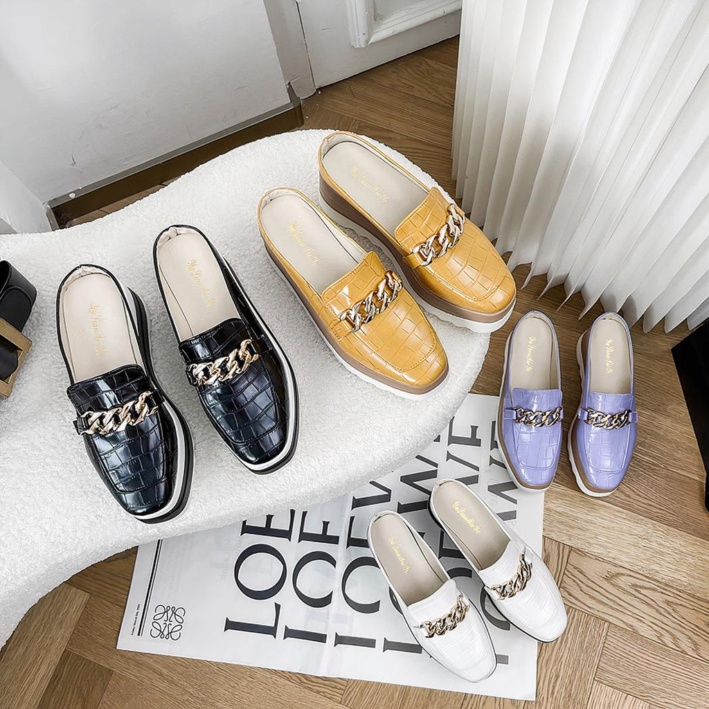 Mocassins ouverts compensés effet cuir croco avec une chaîne dorée pour femme