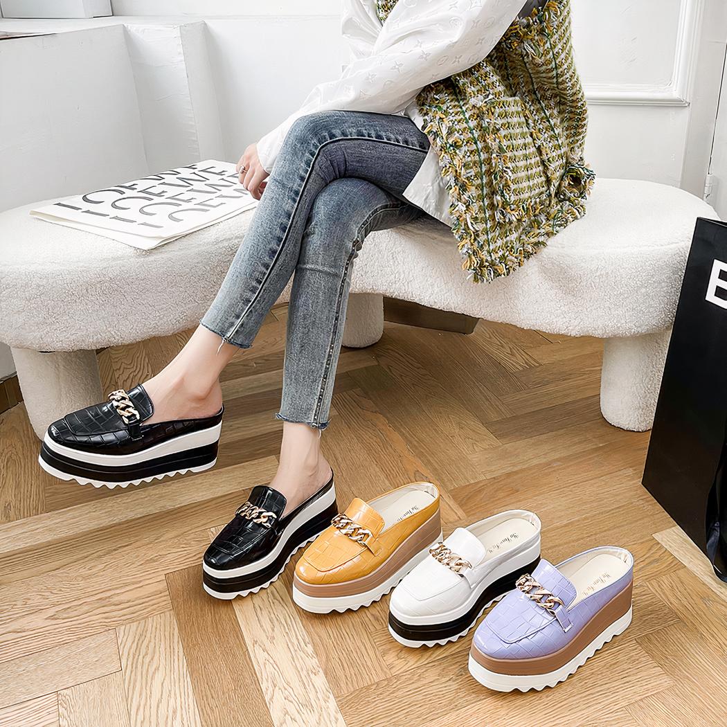 Mocassins ouverts compensés effet cuir croco avec une chaîne dorée pour femme