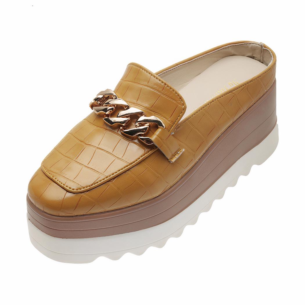 Mocassins ouverts compensés effet cuir croco avec une chaîne dorée pour femme