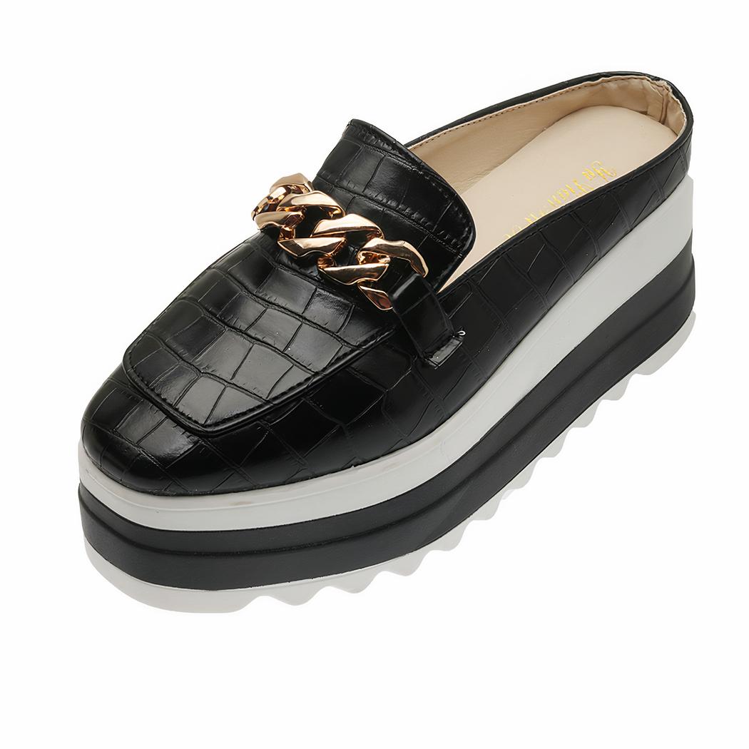Mocassins ouverts compensés effet cuir croco avec une chaîne dorée pour femme