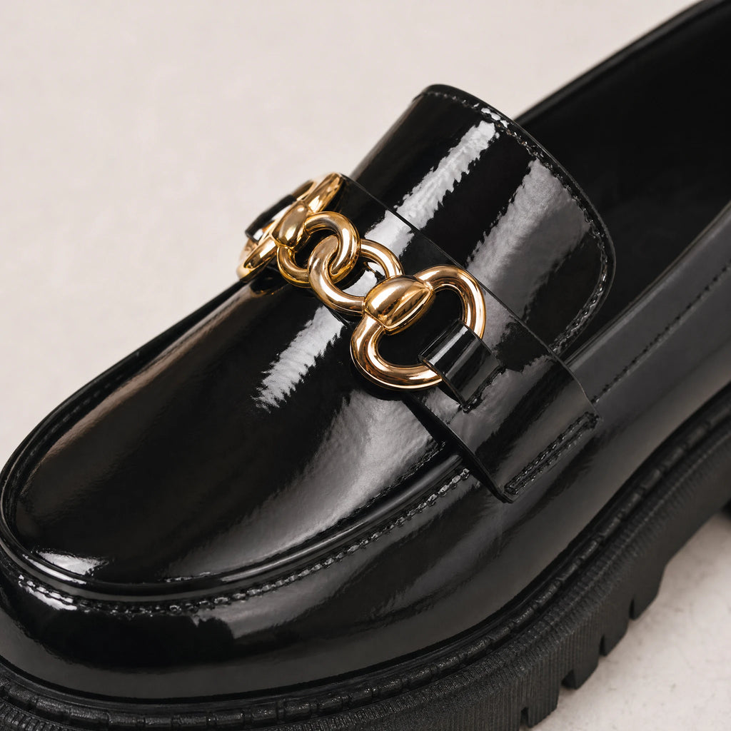 Mocassins plateforme noirs à chaînette dorée pour femme - Détail matière