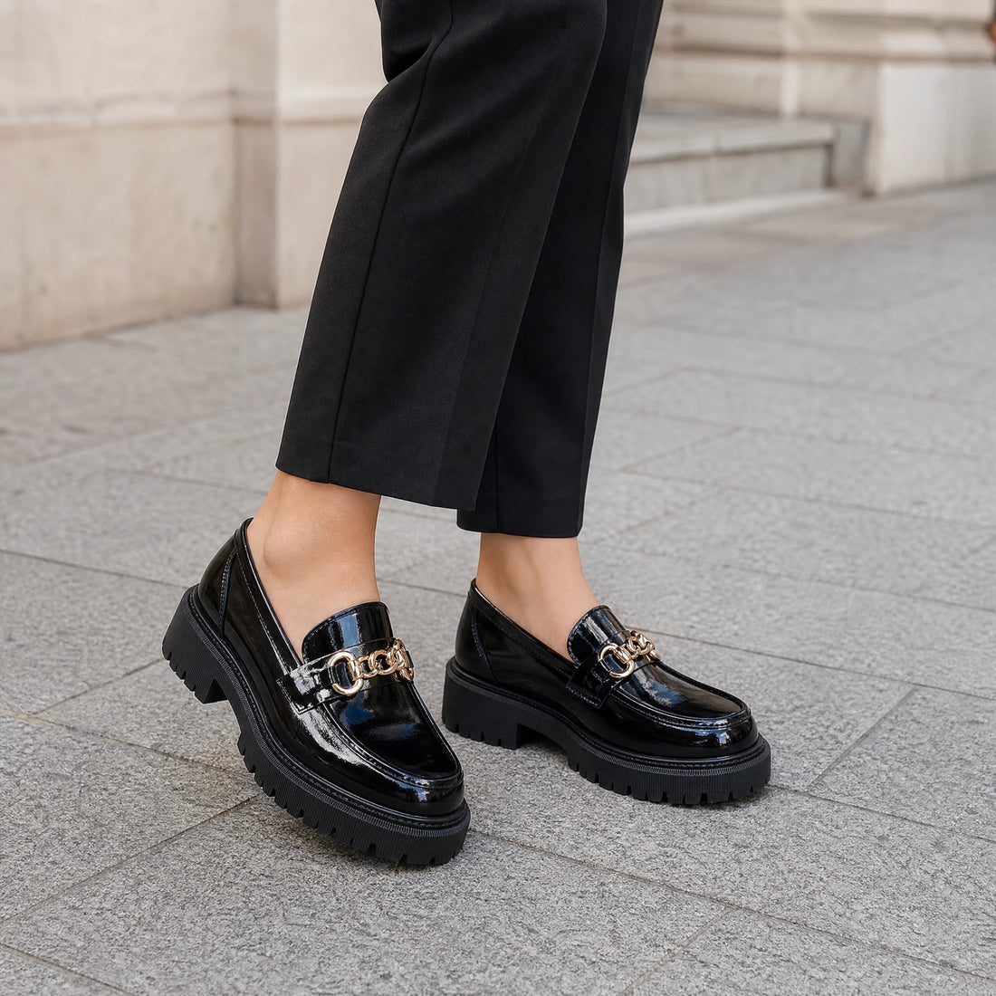 Mocassins plateforme noirs à chaînette dorée pour femme - Utilisation du produit