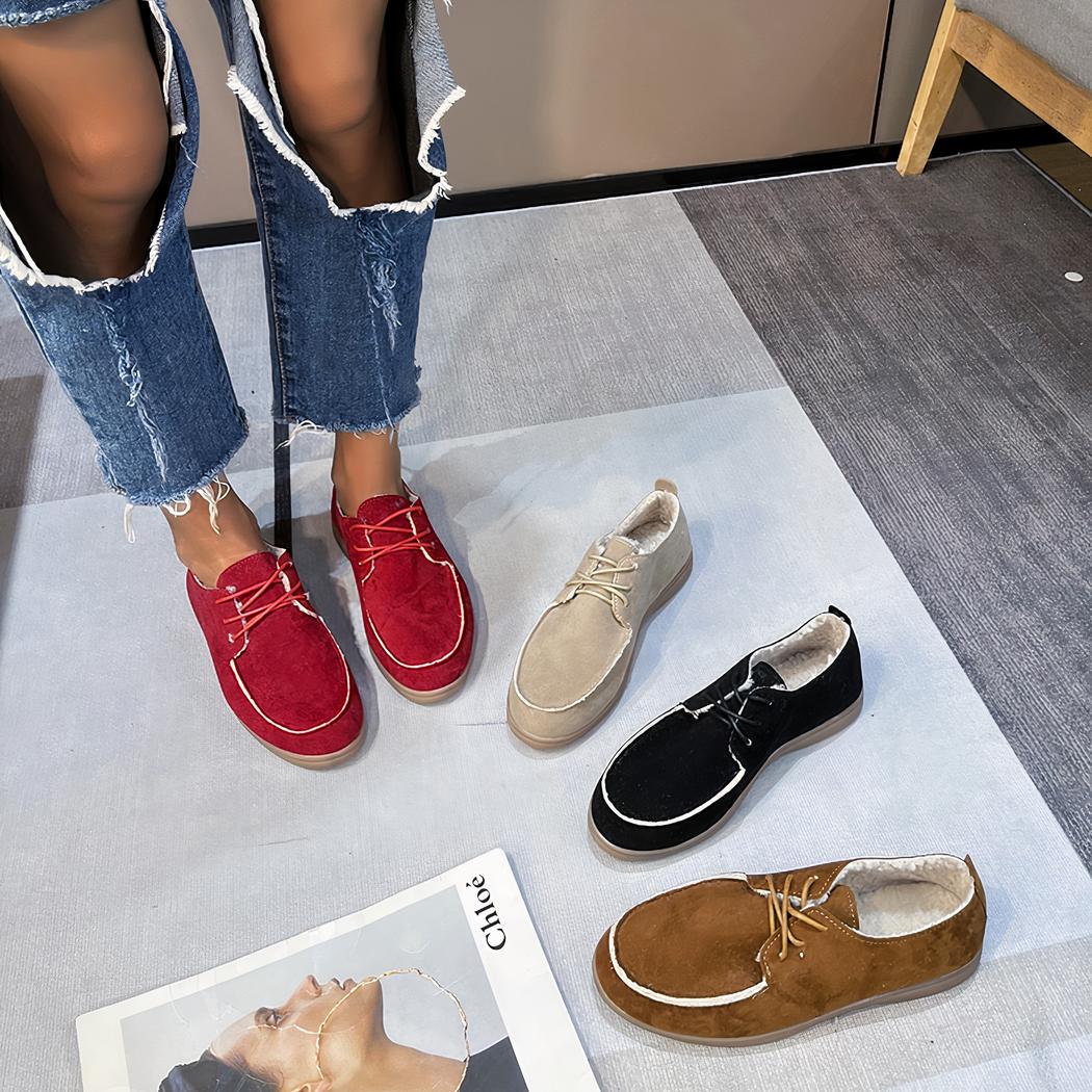 mocassin de couleur differentes avec des pieds de femme et un livre