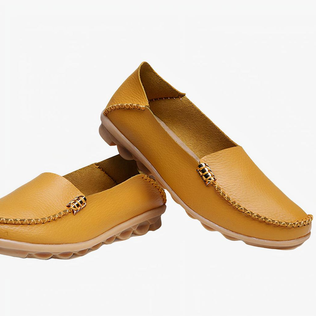 Mocassins plats en cuir avec des couleurs variées pour femme avec un fond blanc