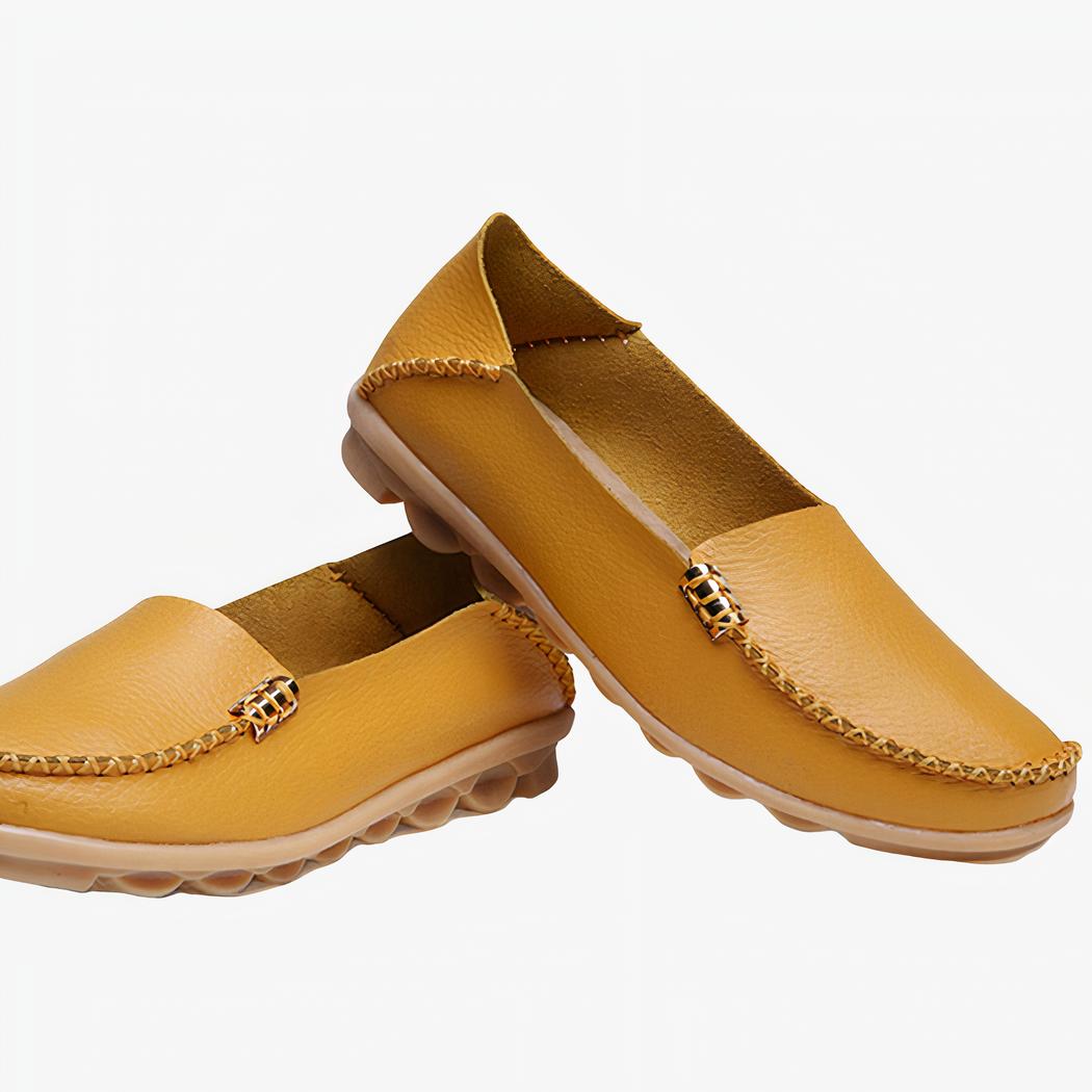 Mocassins plats en cuir avec des couleurs variées pour femme avec un fond blanc