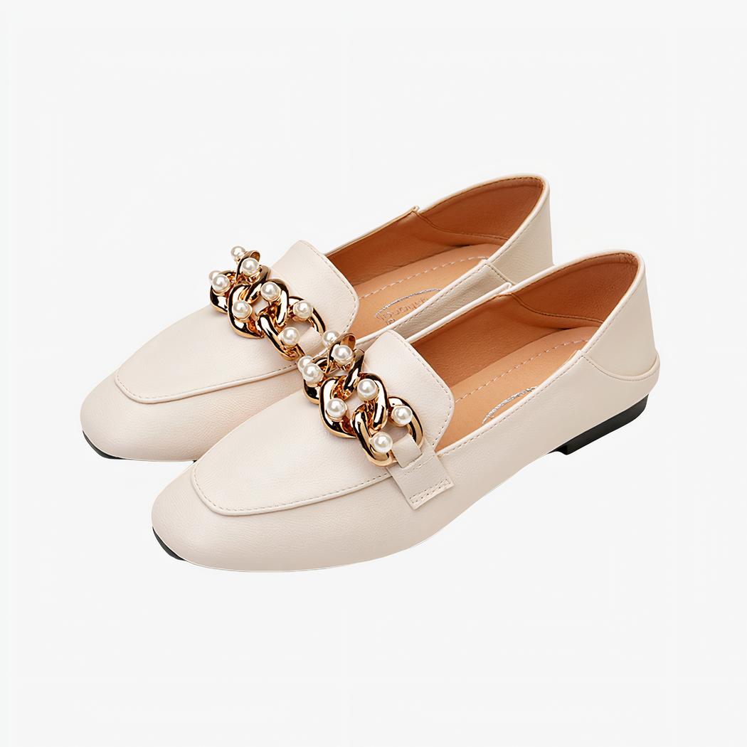 Mocassins plats classiques en cuir pour femme blanc avec un fond blanc
