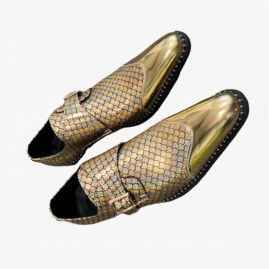 Mocassins pointus dorés pour hommes avec un fond gris