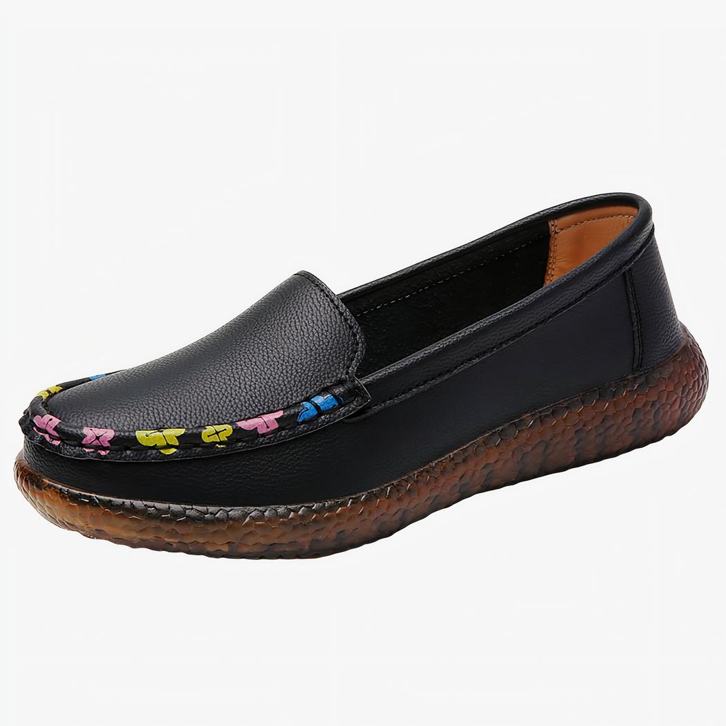 Photo d'un mocassin noir sur fond blanc