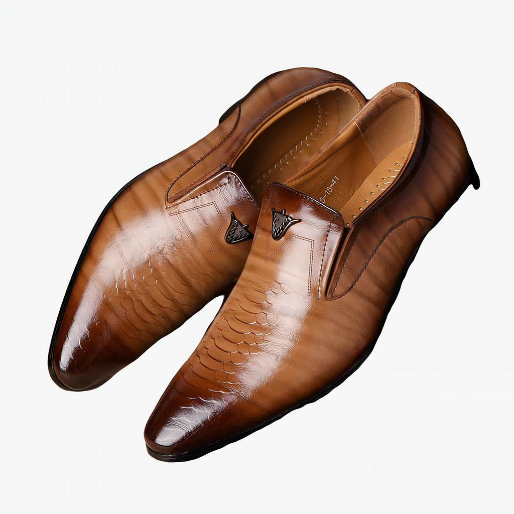 Paire de mocassins marrons dégradé posé sur une valise marron vintage et un sol en parquet